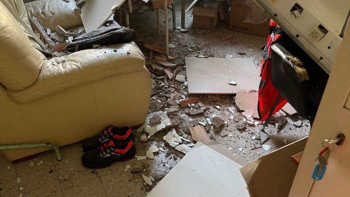 crolla controsoffitto nella postazione 118 medico salvo per miracolo