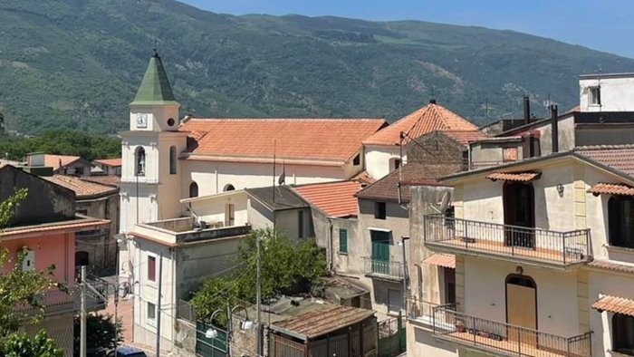 ordinanza vieta di dare cibo agli animali in strada e polemica a moschiano