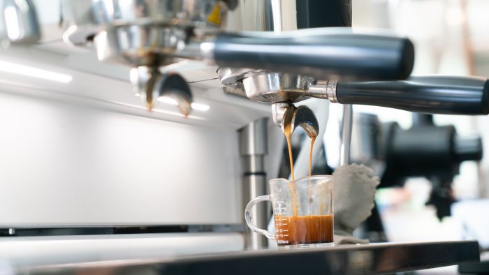 prezzo del caffe in aumento la tazzulella diventa un piccolo lusso