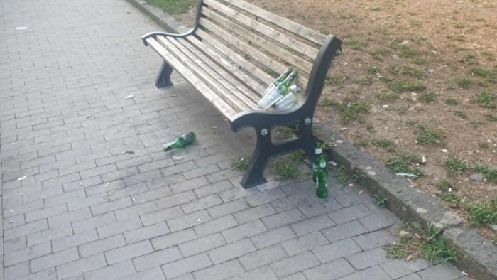 bottiglie e cocci di vetro bicchieri e lattine quelle serate del chissenefrega