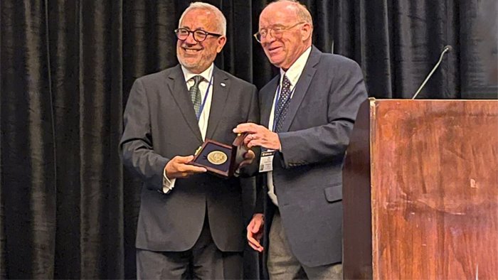 cava de tirreni riconoscimento mondiale per il prof adolfo senatore