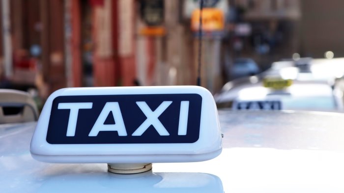 taxi in aeroporto i tassisti denunciano disservizi