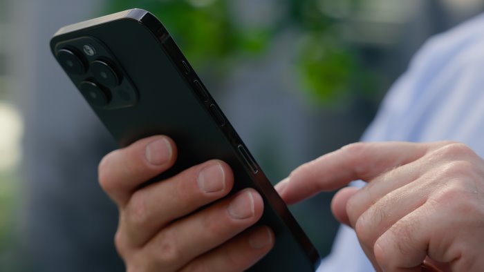 papa ho perso il telefono smantellata truffa online tre denunciati a napoli