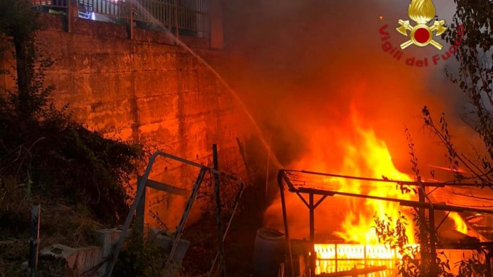 baracca in fiamme all alba ad atripalda indagini in corso