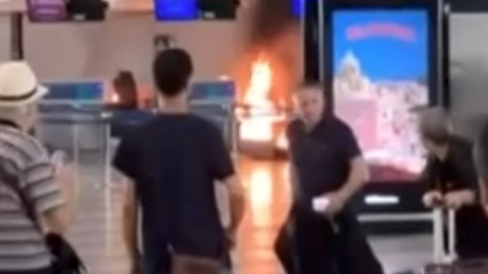 paura a malpensa passeggero appicca incendio e sfascia check in a martellate