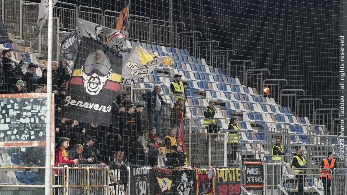 benevento a crotone senza tifosi giallorossi