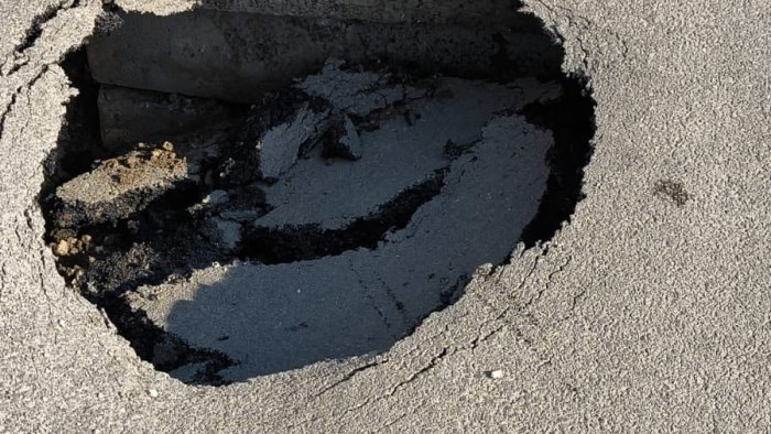 scafati santocchio asfalto nuovo ma gia danneggiato dalla pioggia