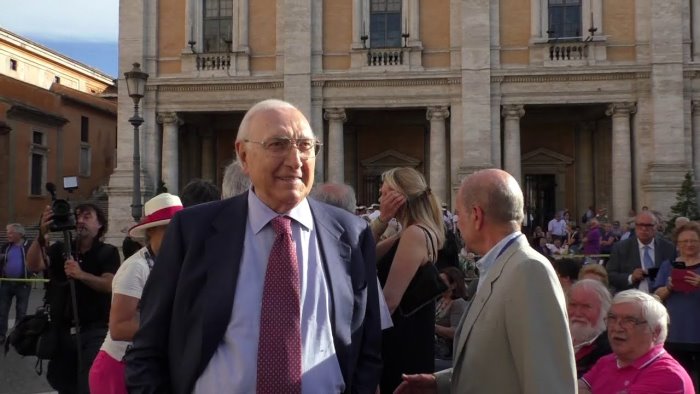 l ultimo saluto a pippo baudo nella sua sicilia ora splende nel firmamento