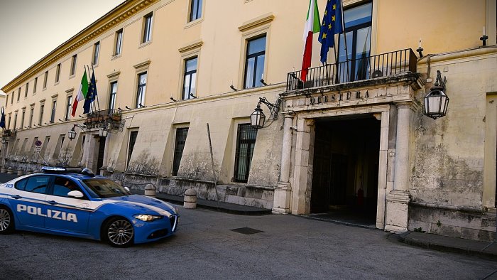 rapina e maltrattamenti nei confronti della compagna arrestato