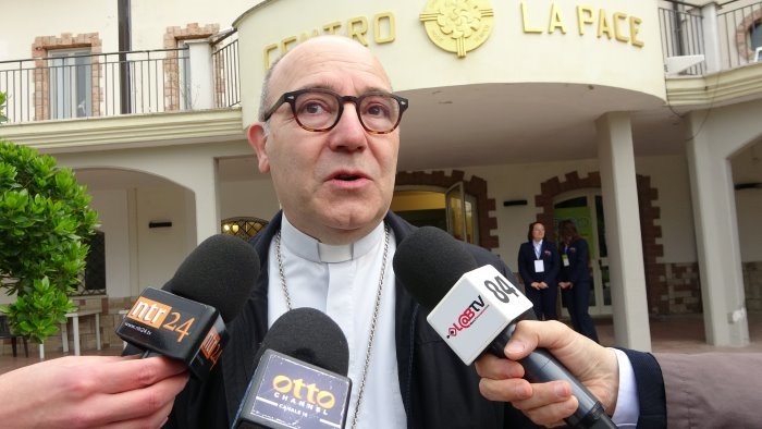 aree interne i vescovi reagiscono al nuovo piano strategico