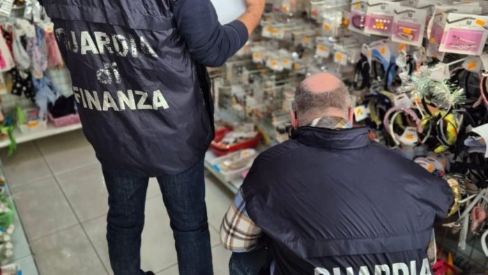 la finanza sequestra migliaia di articoli bigiotteria giocattoli e cartoleria
