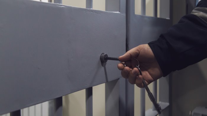 e in carcere le assegnano una casa popolare ma e gia occupata