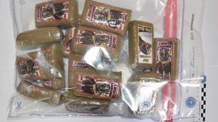 nasconde 1 5 kg di droga in una scatola di caffe in auto arrestato