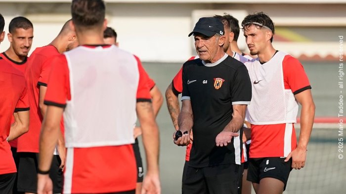 il benevento lavora verso crotone out manconi il suo futuro e incerto
