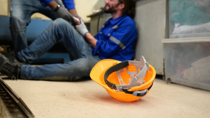 un altro incidente sul lavoro operaio perde quattro dita sotto la pressa