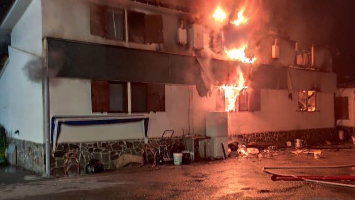 palazzina in fiamme a vibonati distrutta dal rogo paura nella notte