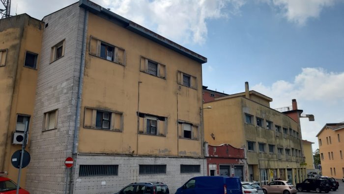 ariano quei due palazzi avvolti dal degrado in via calvario