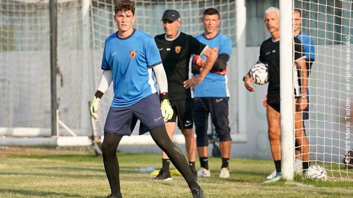 benevento a crotone terzo portiere sara un giovane volto nuovo