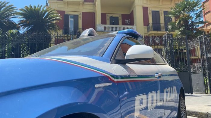 violenta lite in famiglia minaccia il fratello per soldi arrestato 40enne