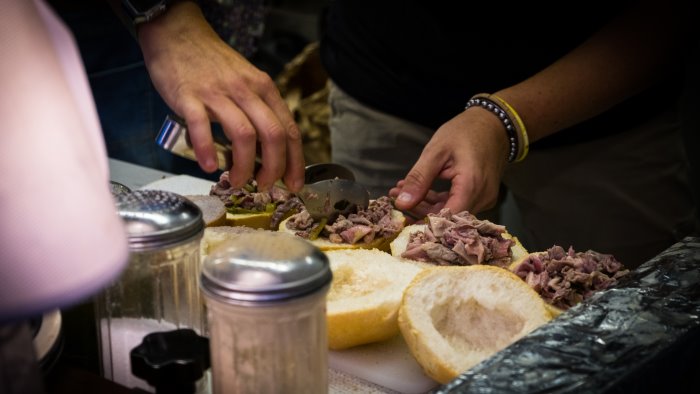 sicurezza alimentare controlli a tappeto venditrice di trippa nei guai
