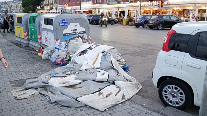 rifiuti persino un gommone abbandonato in strada
