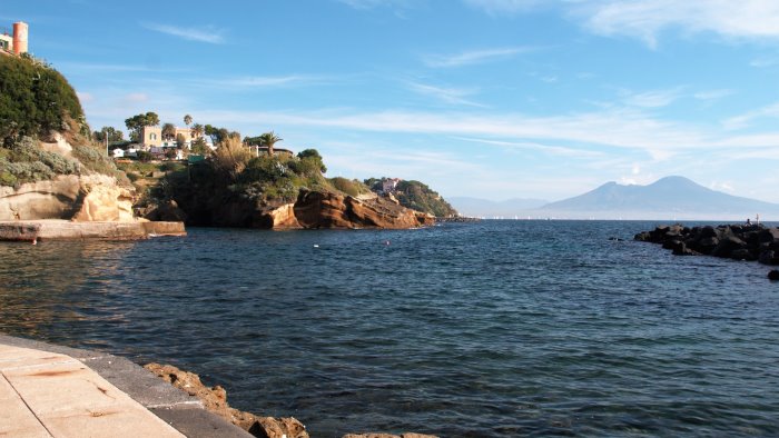 incendio nella zona protetta della gaiola residenti con le pompe
