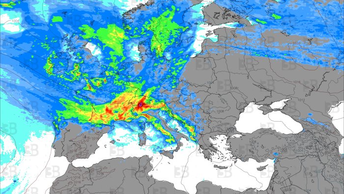 italia contesa tra forte maltempo e caldo intenso in campania allerta gialla