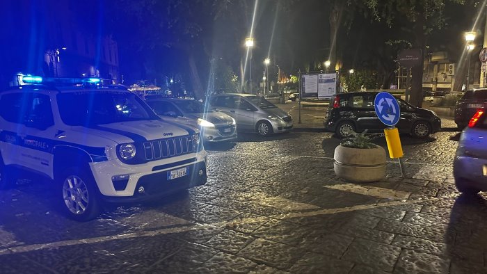 ubriaco blocca il traffico e aggredisce la polizia locale fermato e denunciato