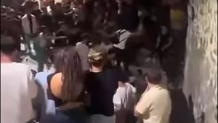 rissa nel salernitano alla sagra borrelli denuncia sui social