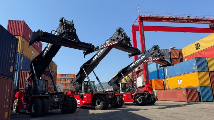 salerno i nuovi investimenti contribuiscono alla crescita del porto