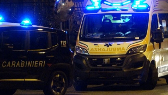 ha tirato con forza e violenza madre e padre dal letto e li ha spinti a terra