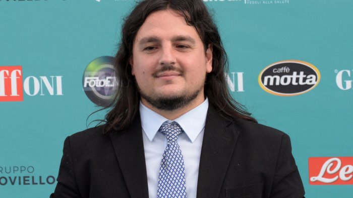 bacoli lido vieta di camminare in spiaggia il sindaco denuncia lo stabilimento