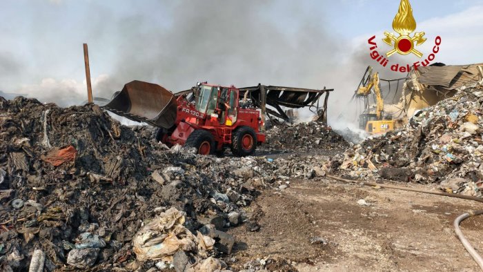 incendio dei rifiuti a teano convocato vertice in regione
