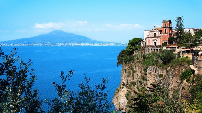 cattedrale imbrattata a vico equense matrimonio degenera in caso giudiziario