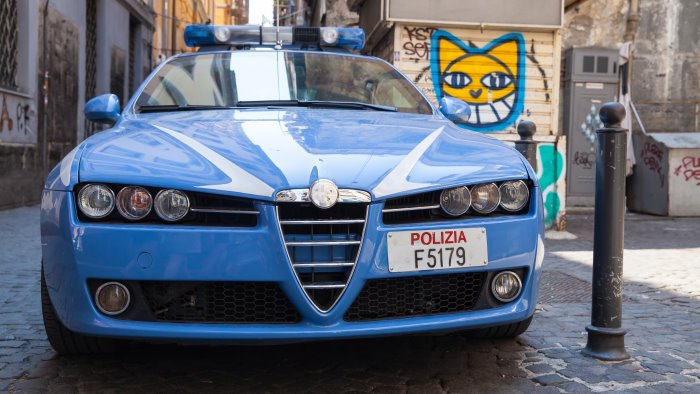 ragazza ferita a una gamba durante un tentativo di rapina si indaga