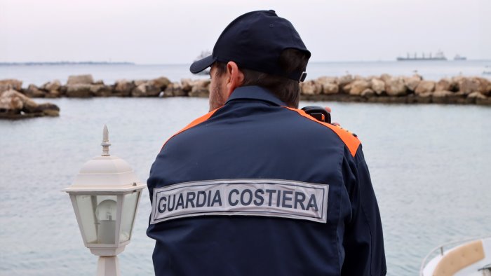 nave da crociera msc in avaria i rimorchiatori la scortano nel porto di napoli
