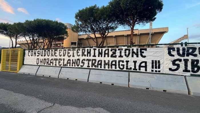 foto salernitana gli ultras caricano la squadra all arrivo all arechi