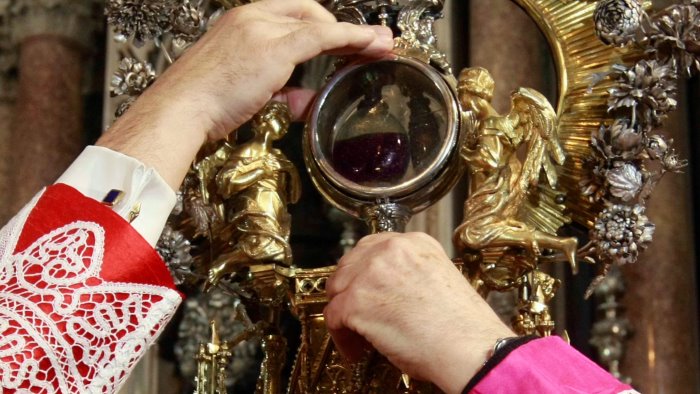 napoli sciolto il sangue di s gennaro durante apertura settimana liturgica