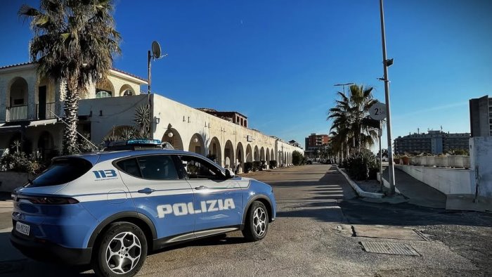 poliziotto si tuffa in mare e salva due giovani a rischio annegamento
