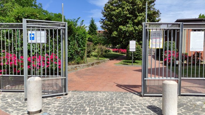 bici elettriche che sfrecciano vandali e giostre rotte e sos teppisti