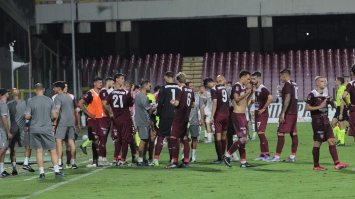 riapre casa salernitana in serata l abbraccio tra calciatori e tifosi