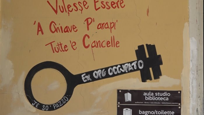 dopo leoncavallo fdi chiede sgomberi a napoli de magistris c e l alternativa