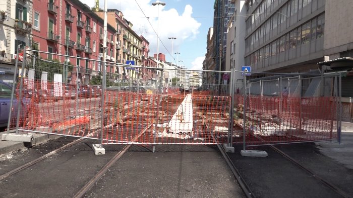 estate di lavori a napoli a rilento i cantieri per il tram del mare