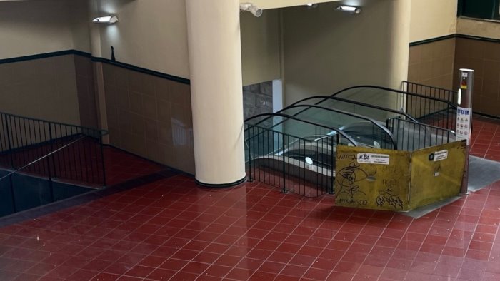 napoli funicolare di chiaia scale mobili ferme da due mesi