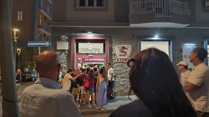 salernitana passione senza fine in 200 alla riapertura dello store