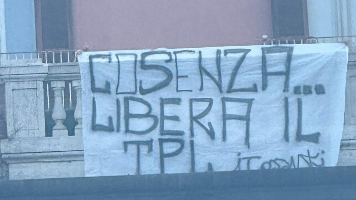 la rivolta dei tassisti a napoli striscione diretto all assessore cosenza