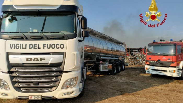 incendio in azienda rifiuti di teano borrelli chiede stato di emergenza