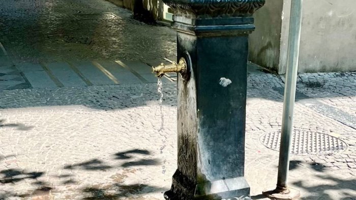 napoli vomero via scarlatti fontana con rubinetto sempre aperto