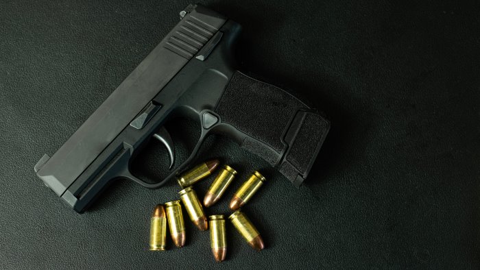 napoli proiettile nel soffitto di una camera da letto paura in via montesanto