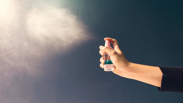 gli spruzzano spray urticante per rubargli il cellulare la vittima un 23enne